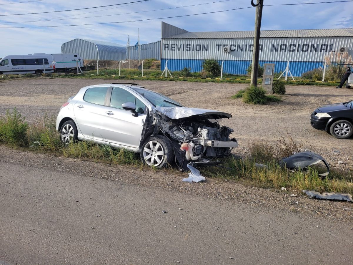 Accidente en avenida Yrigoyen: un auto chocó contra un poste de alta tensión y desvió el tránsito