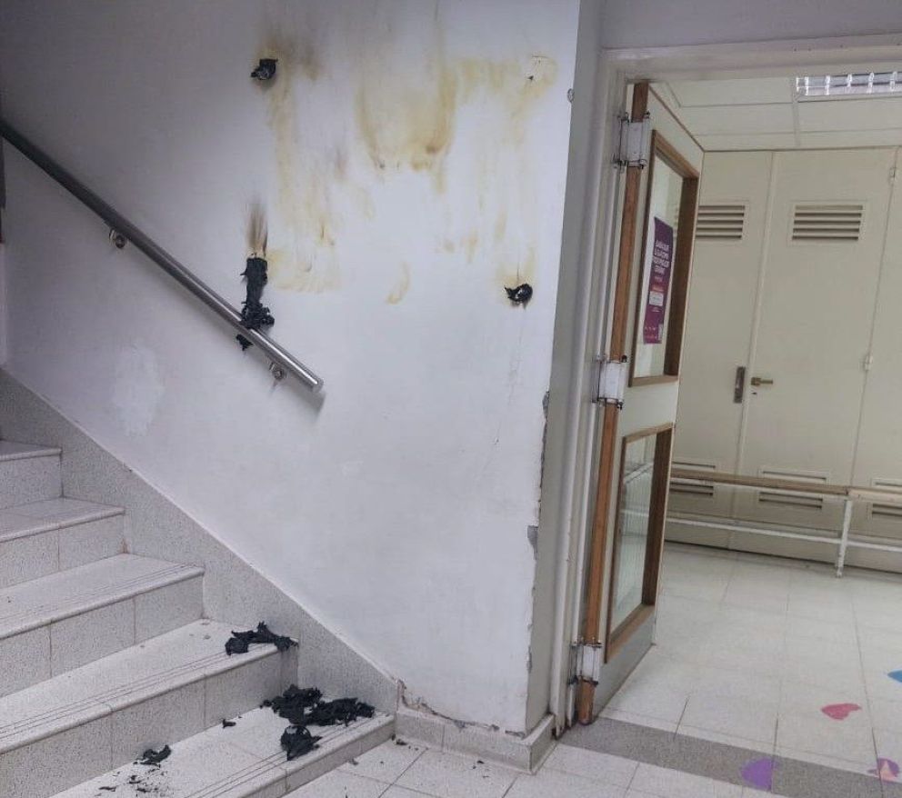 Trelew: incendiaron un cartel dentro de un vacunatorio y preocupa la falta de seguridad