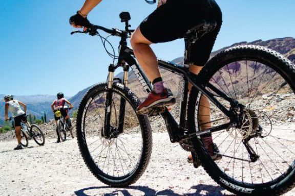 En Comodoro crece la demanda de bicicletas y monopatines eléctricos como alternativas económicas y saludables para moverse por la ciudad, en sintonía con una tendencia que avanza a nivel mundial.