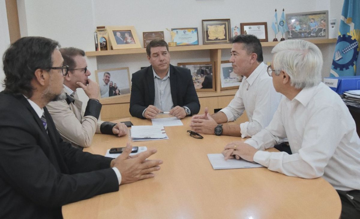 El municipio capitalino firmó convenio con Perren para beneficiar a empleados municipales