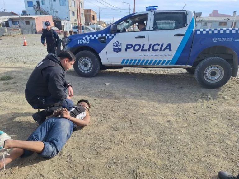 Río Gallegos: amenazó a su expareja con un arma de fuego y apedreó su vivienda