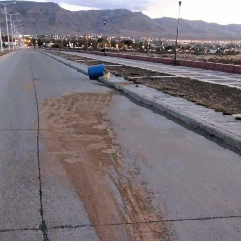 Un hombre falleció tras caer de la caja de una camioneta