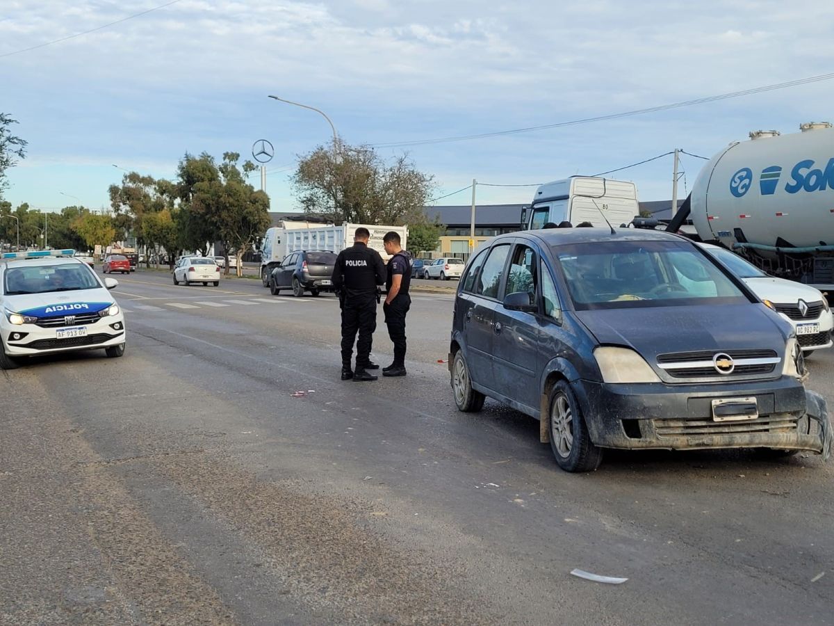 Fuerte choque en Yrigoyen y Estados Unidos: una menor fue derivada al hospital