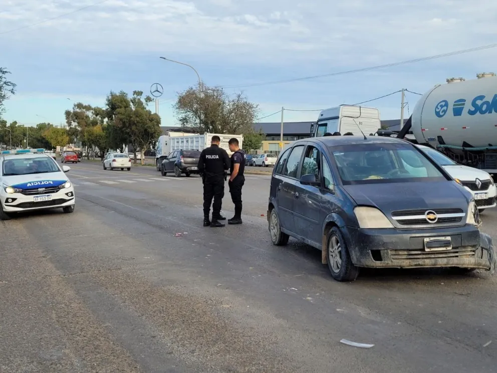 Fuerte choque en Yrigoyen y Estados Unidos: una menor fue derivada al hospital