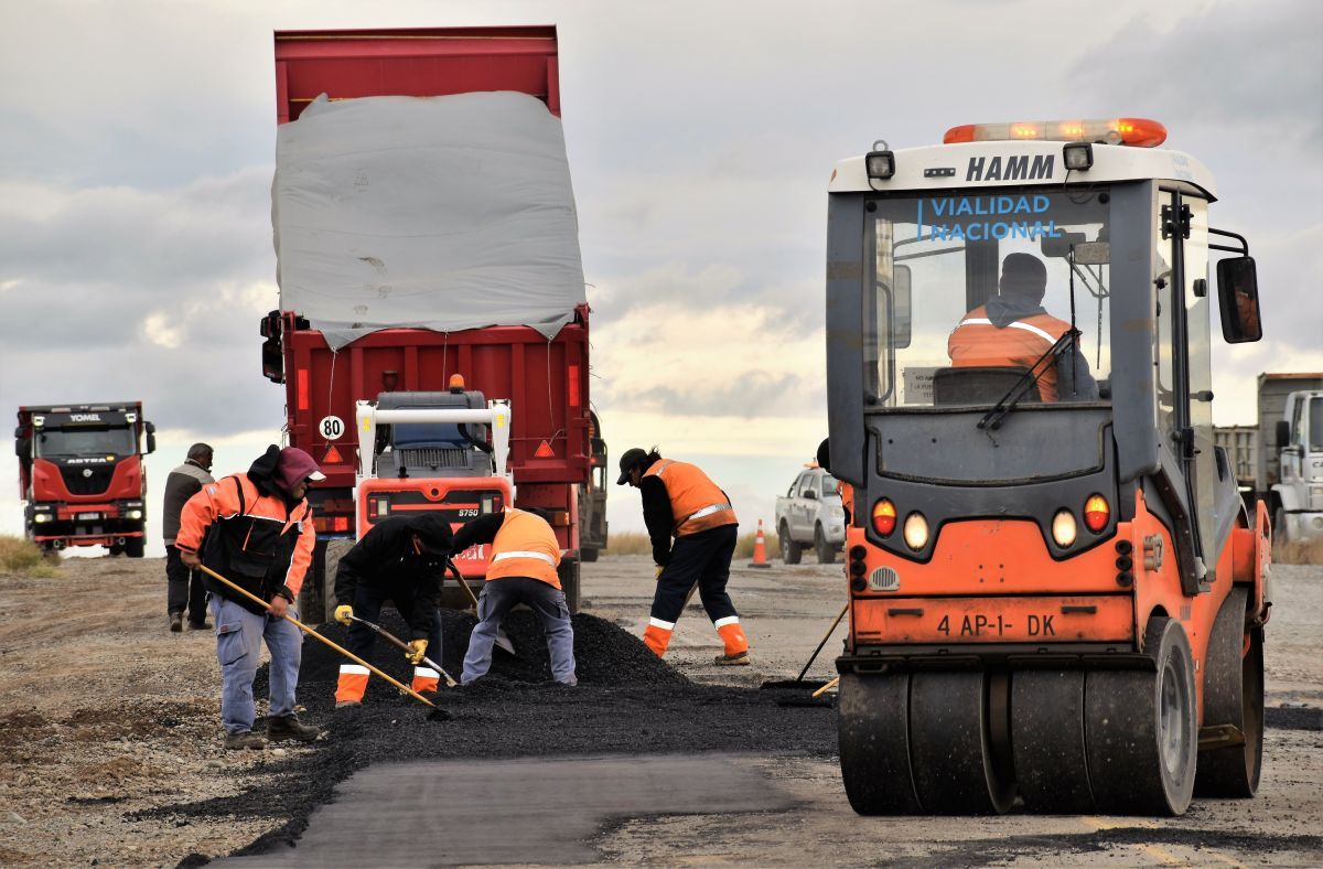 Vialidad Nacional trabaja en el reacondicionamiento de un tramo clave de la Ruta 40, entre Facundo y Los Tamariscos, con equipos y personal reforzado.