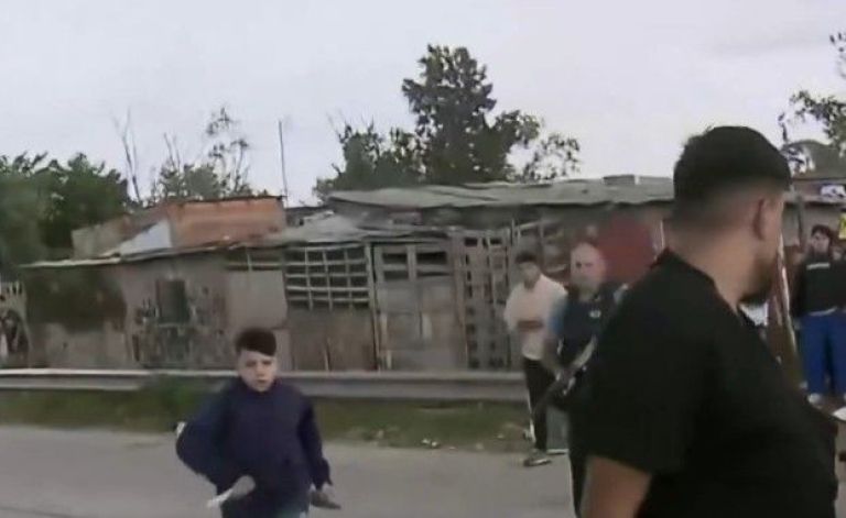 Un nene intentó apuñalar a un policía durante una protesta