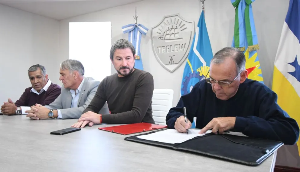 El Municipio de Trelew firmó un convenio para garantizar transporte escolar de más de 500 estudiantes