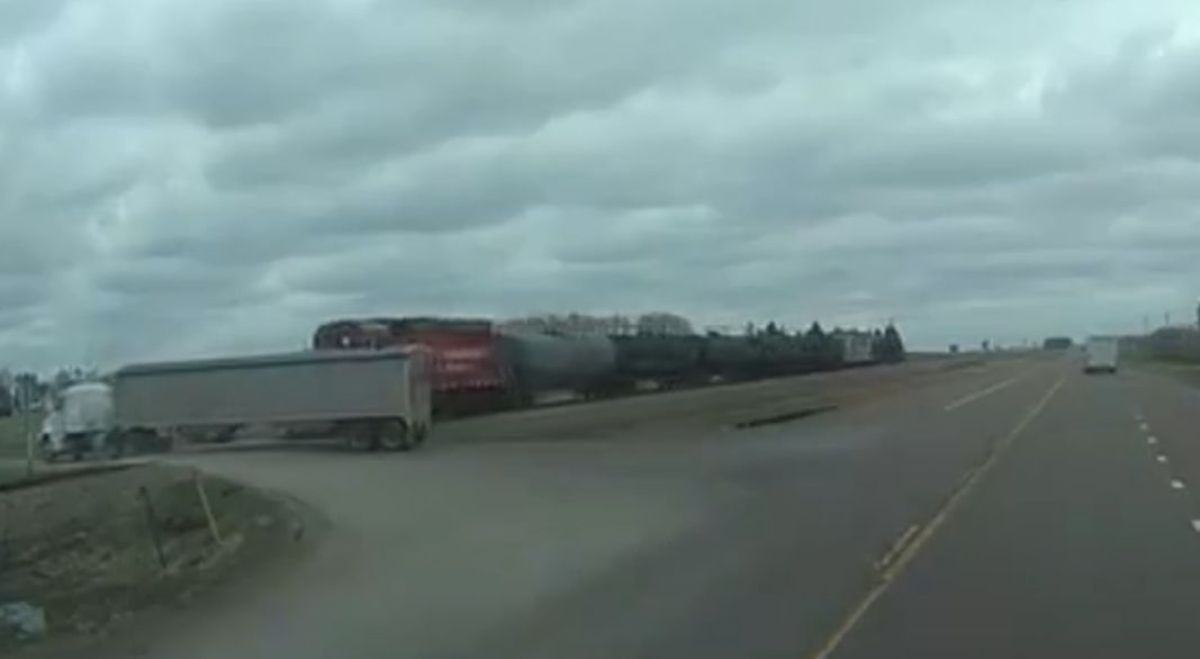 Captado en cámara: Tren embiste a un camión que se atravesó en las vías en Minnesota