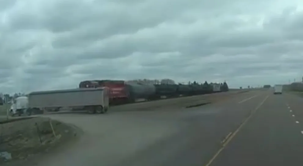 Captado en cámara: Tren embiste a un camión que se atravesó en las vías en Minnesota