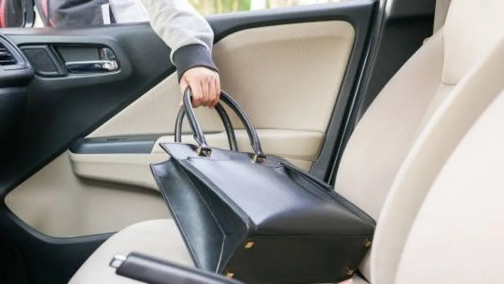 Trelew: rompieron la ventanilla de una camioneta y se llevaron un maletín con una millonaria suma de dinero