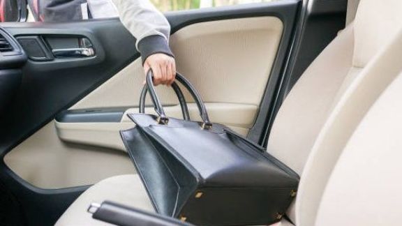 Trelew: rompieron la ventanilla de una camioneta y se llevaron un maletín con una millonaria suma de dinero