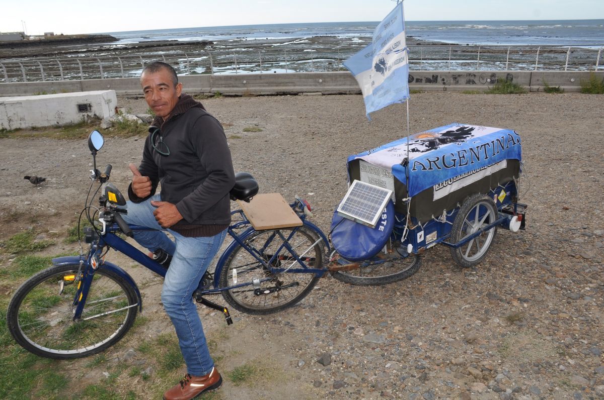 Víctor continúa su travesía en bicicleta en homenaje a su hijo y a los excombatientes de Malvinas, y busca trabajo temporal en Comodoro para seguir viaje.