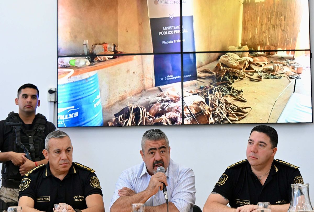 El ministro Iturrioz presentó la nueva división rural junto a jefes de la Policía del Chubut.