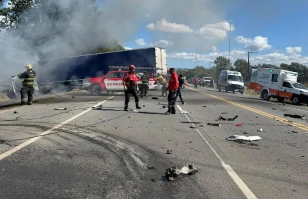 Murió carbonizado al chocar con un camión en Córdoba: su pareja se arrojó antes y sospechan que discutieron