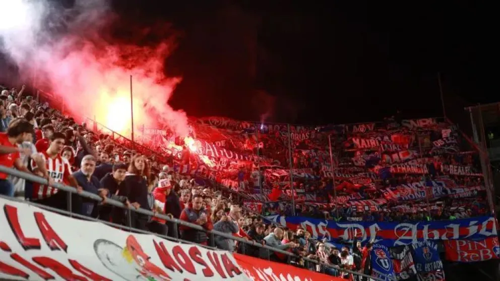 Estudiantes en la mira de la Conmebol por las bengalas de la hinchada chilena