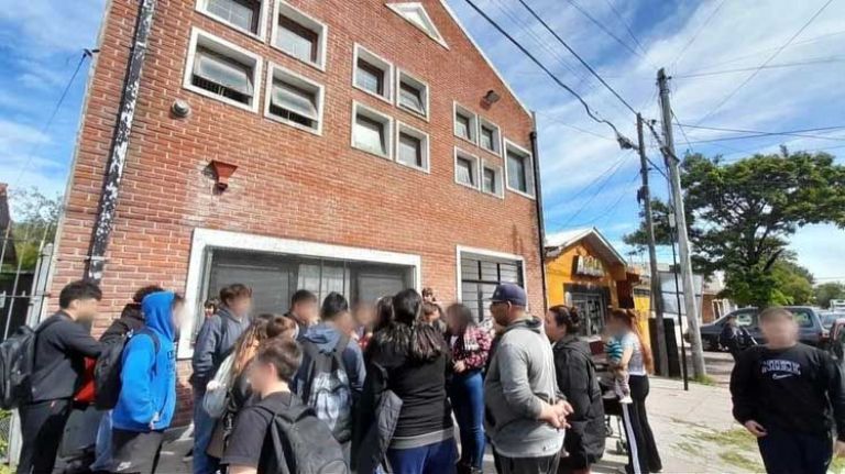Amenazas de tiroteo y un alumno armado obligaron a suspender las clases en una escuela