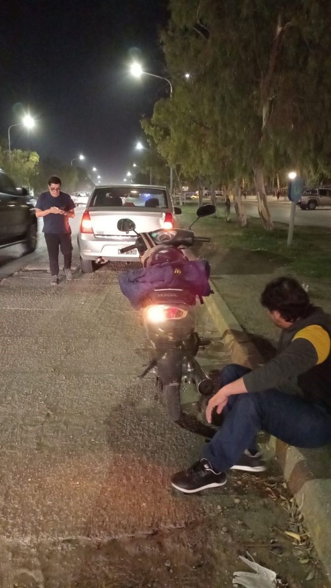 Susto en la esquina de Yrigoyen y Portugal: choque entre un auto y una moto