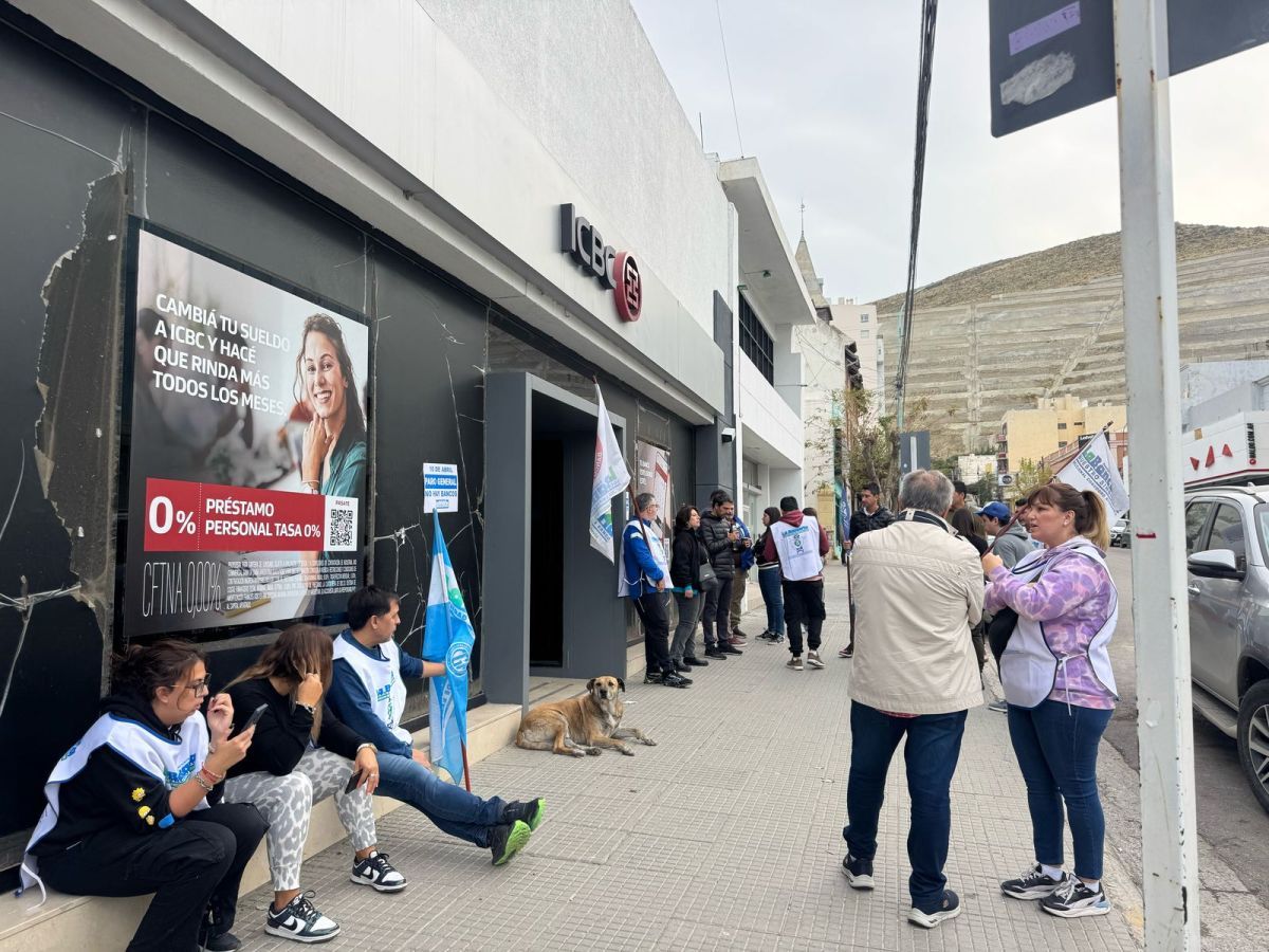 Bancarios realizaron una protesta frente a una sucursal que abrió sus puertas en medio del paro