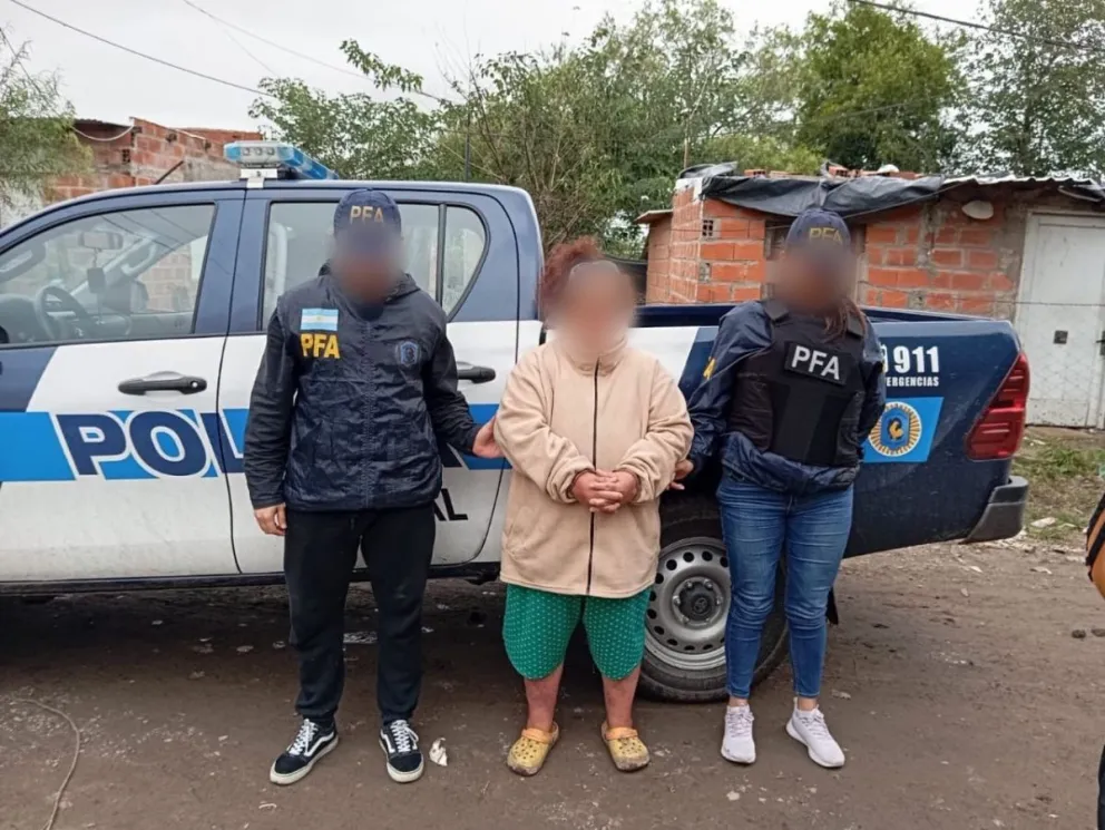 La detenida fue localizada en un descampado de Villa Gobernador Gálvez, gracias a una investigación de la Policía Federal Argentina.