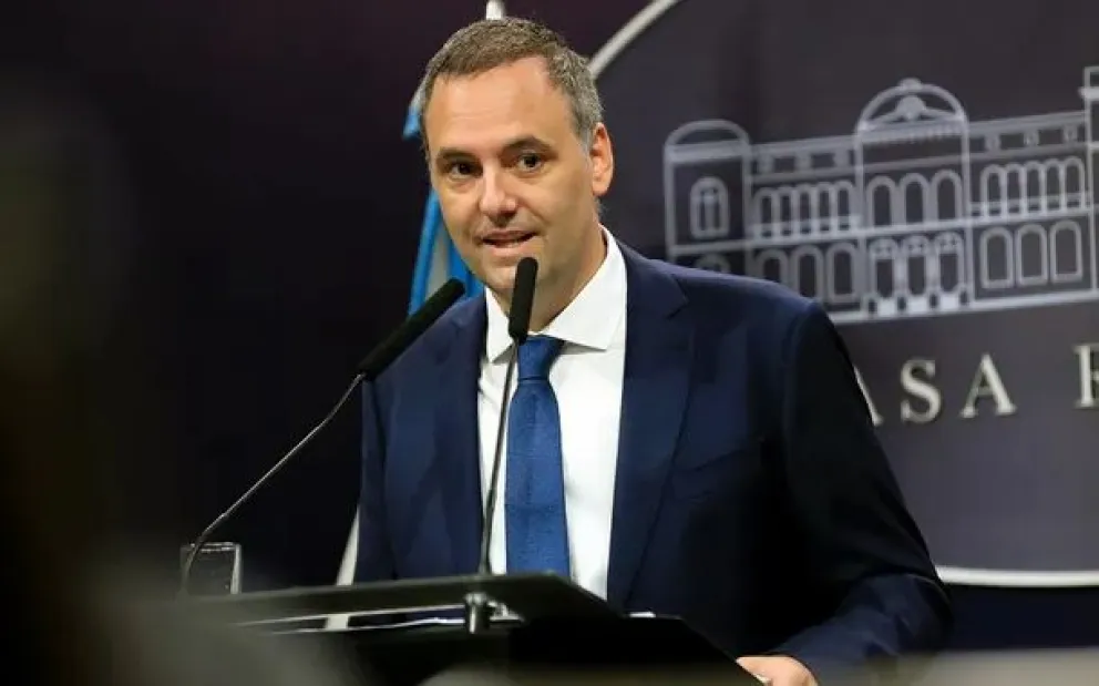 El Gobierno endurece la política migratoria y arancelará salud y educación para extranjeros