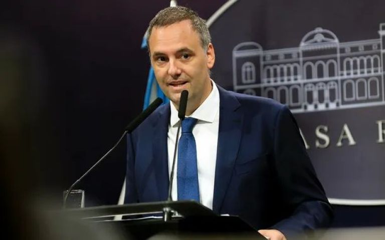 El Gobierno endurece la política migratoria y arancelará salud y educación para extranjeros