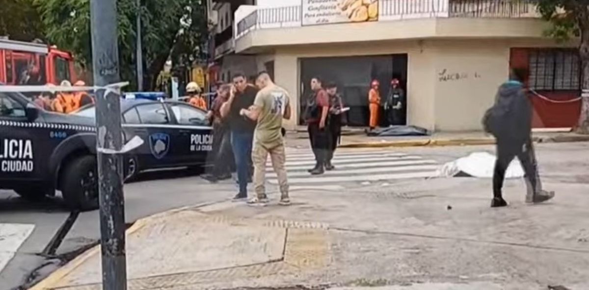 Un hombre fue apuñalado y murió tras atropellar a una mujer mientras intentaba huir