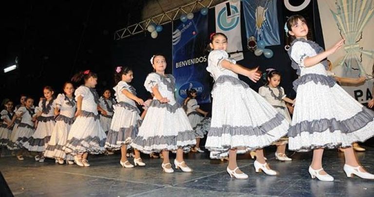 Realizan actividades para recaudar fondos destinados a la Fiesta de Las Provincias.