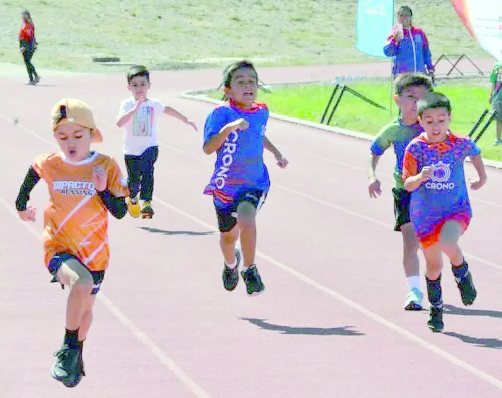 Todos corren en la pista de km 4