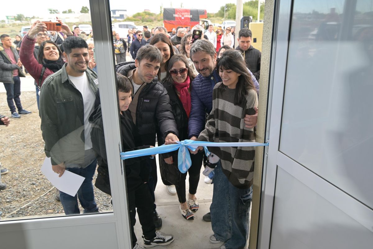 Torres encabezó la entrega de viviendas y reafirmó que la obra pública continuará como política de Estado en Chubut.