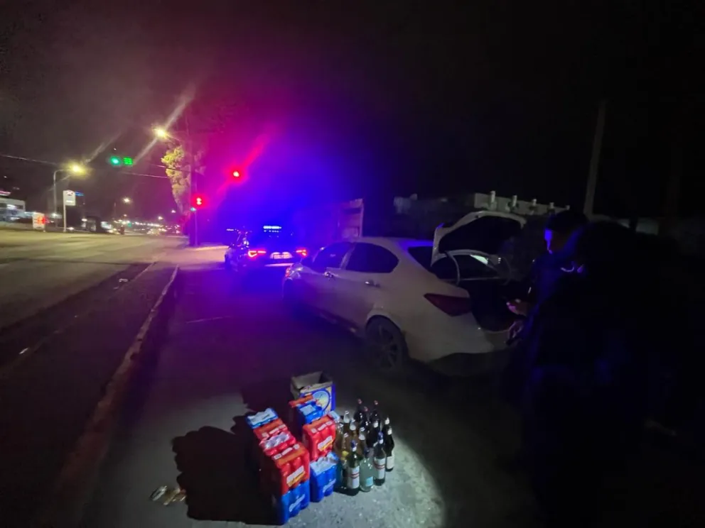 Lo engancharon por tercera vez vendiendo alcohol en su auto