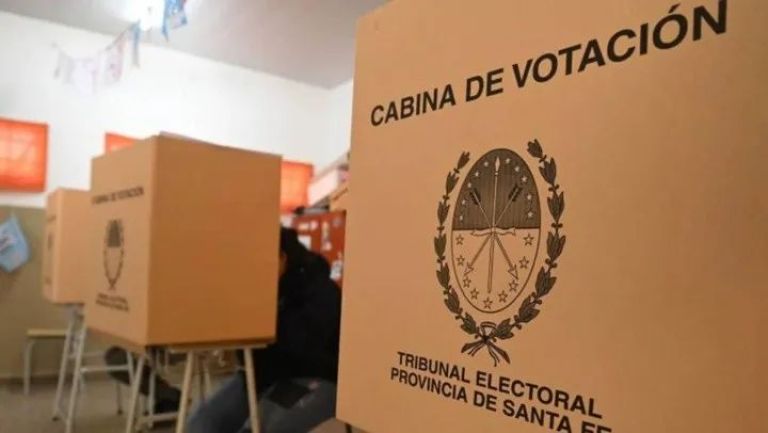 Maximiliano Pullaro votó en Hughes y destacó la importancia de la elección para el futuro de la provincia.