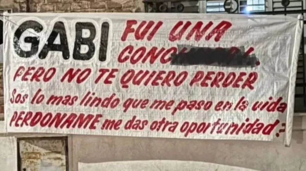 Una joven pidió perdón por infidelidad con un pasacalle en el Alto Valle Río Negro