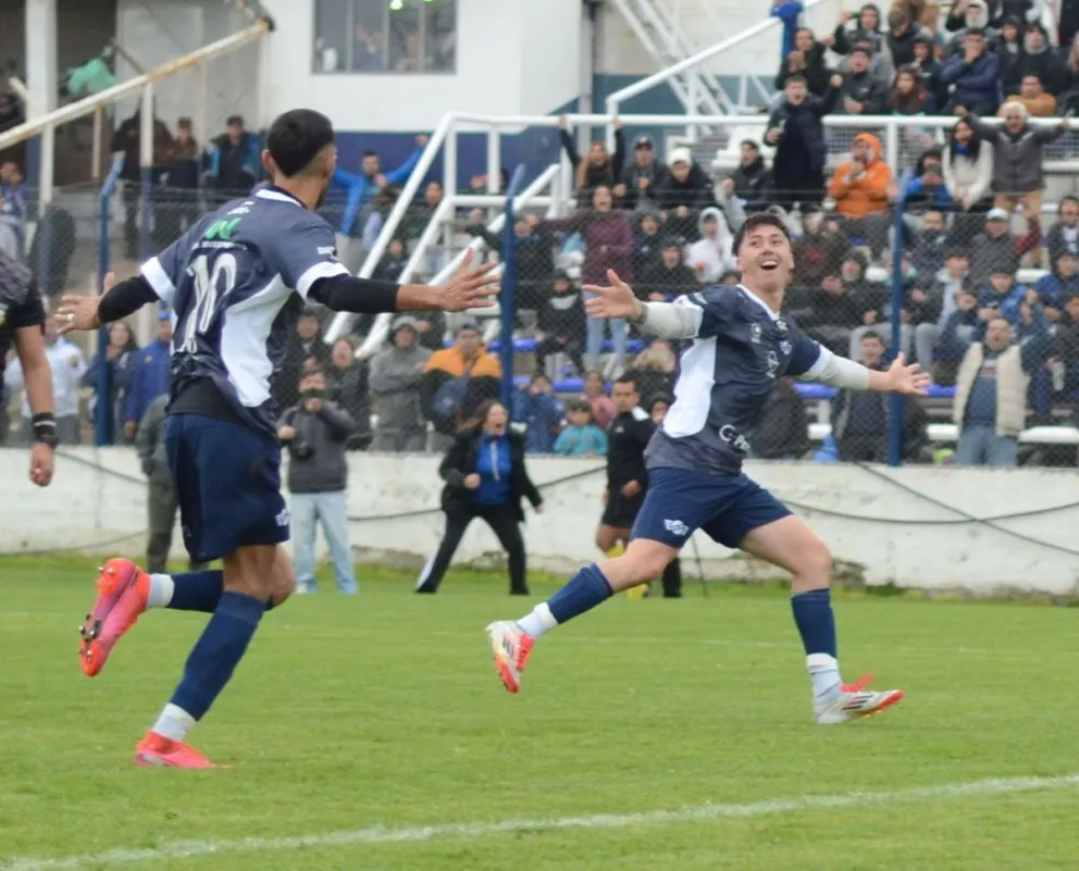 Jorge Newbery festejó en el  Superclásico comodorense con autoridad y contundencia