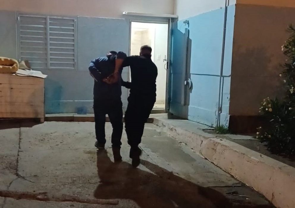 Rompió un auto en el barrio Moure, lo vieron y fue detenido