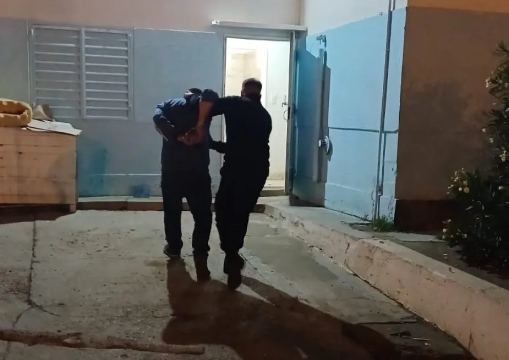 Rompió un auto en el barrio Moure, lo vieron y fue detenido