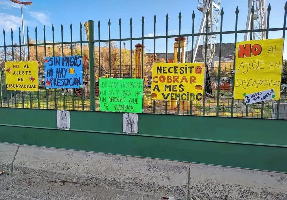 Profesionales de la educación especial reclaman en Comodoro por atrasos en pagos, recortes de prestaciones y condiciones laborales precarias. 