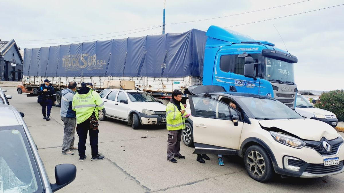 El choque en cadena involucró cuatro vehículos en pleno centro de Comodoro. Afortunadamenteno dejó heridos.