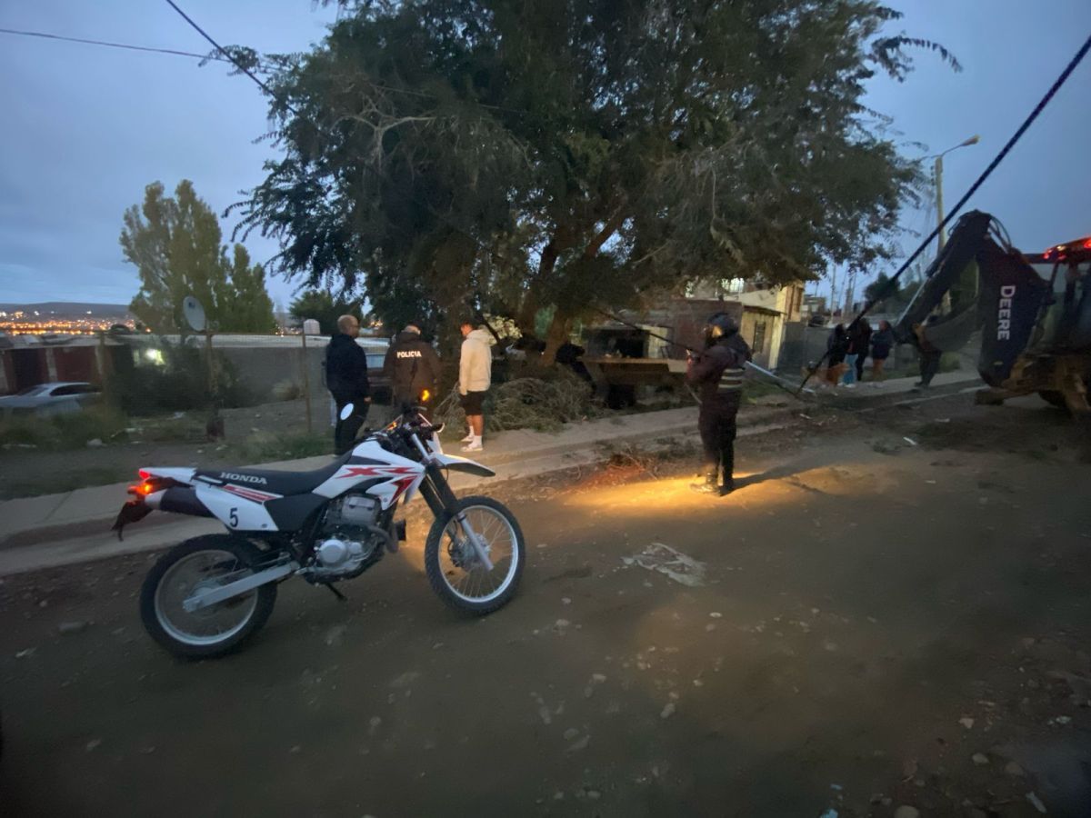 Un camión sin frenos embistió un cerco y un poste en Zona Sur