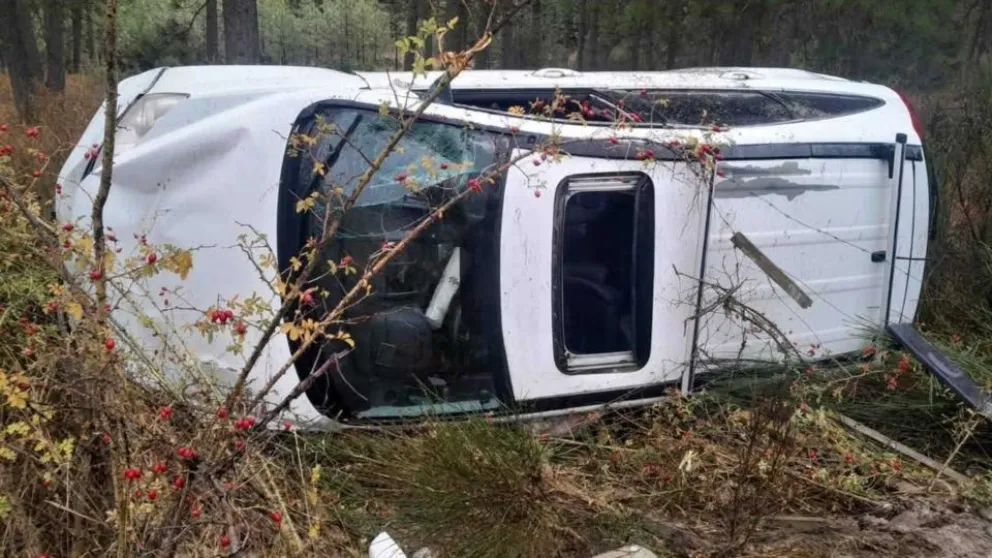 Tres heridos en un vuelco y operativo preventivo por riesgo de incendio