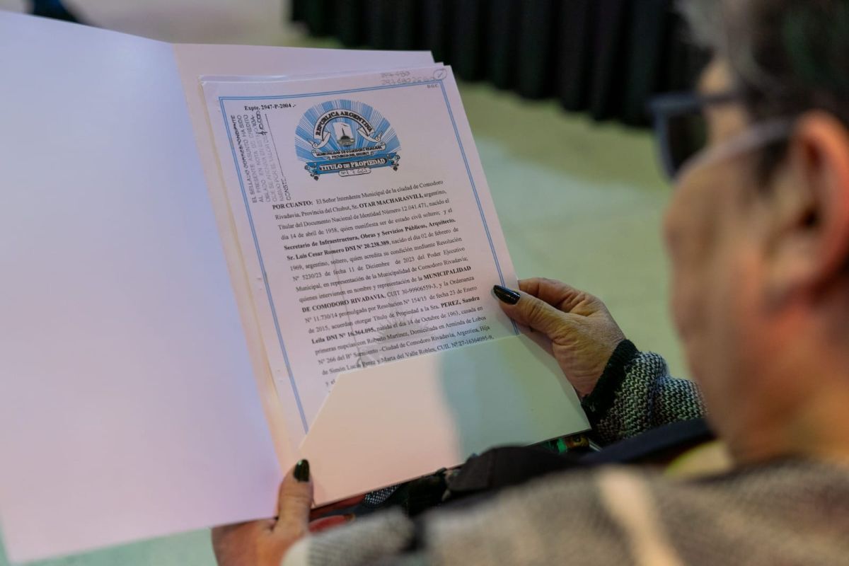 Othar encabezó una nueva entrega de títulos de propiedad