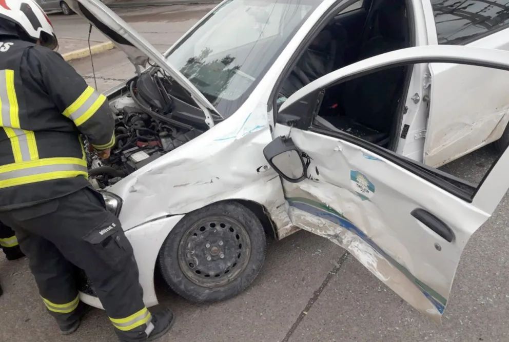 Taxista y pasajera al hospital tras violento choque con patrullero