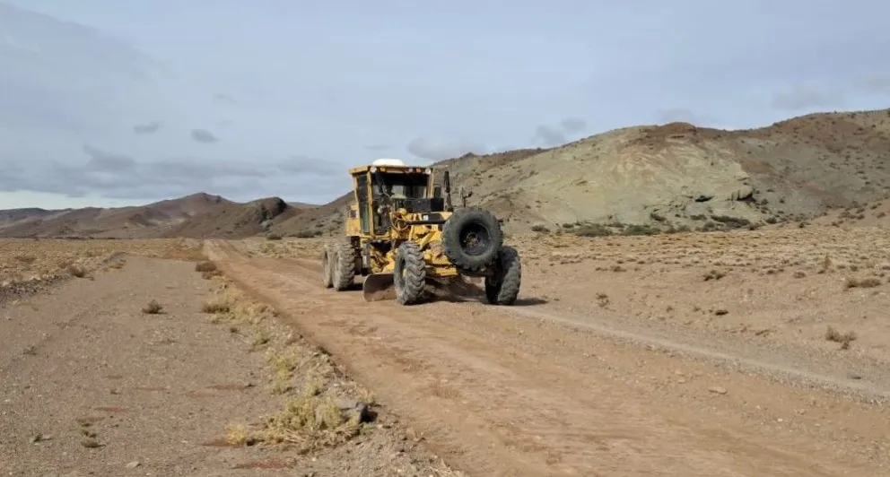 Personal de Vialidad Provincial trabaja para reacondicionar la Ruta 12 tras las fuertes lluvias.