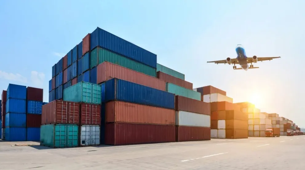 Marzo cerró con superávit comercial, pero con caída en exportaciones y aumento de importaciones