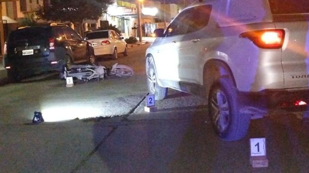 Choque en moto: una mujer y una adolescente resultaron heridas tras impactar contra una camioneta