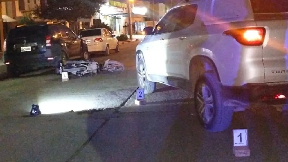 Choque en moto: una mujer y una adolescente resultaron heridas tras impactar contra una camioneta