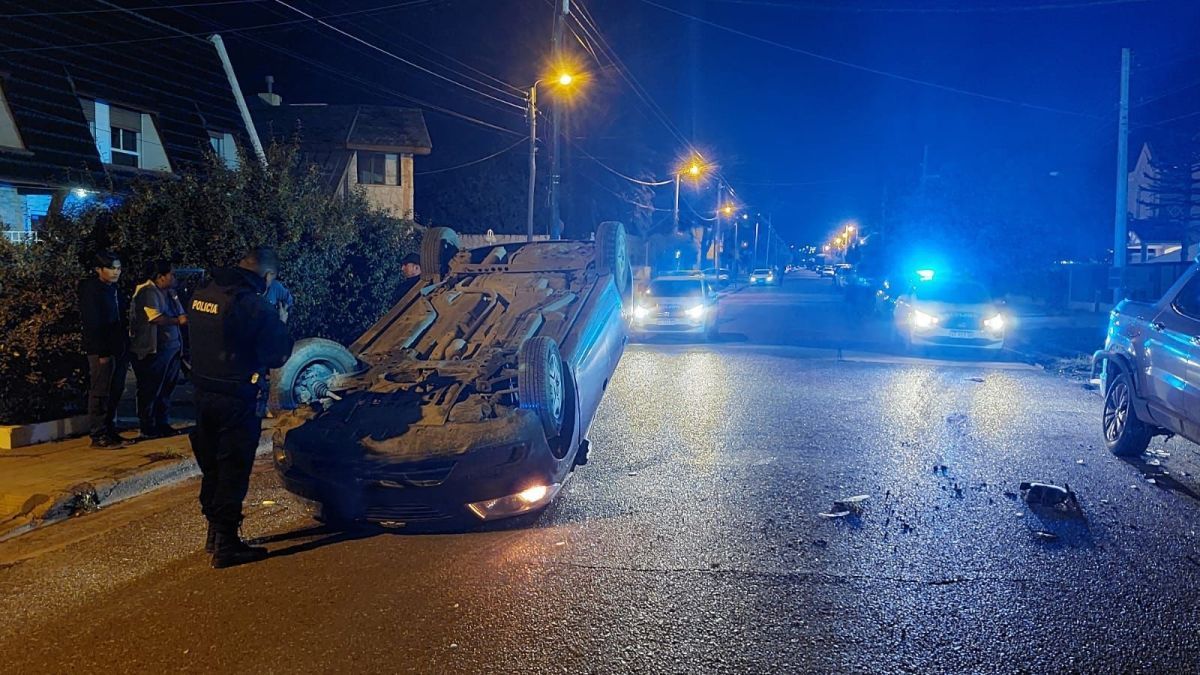 Vuelco en barrio Pueyrredón: un auto terminó dado vuelta tras chocar un vehículo estacionado