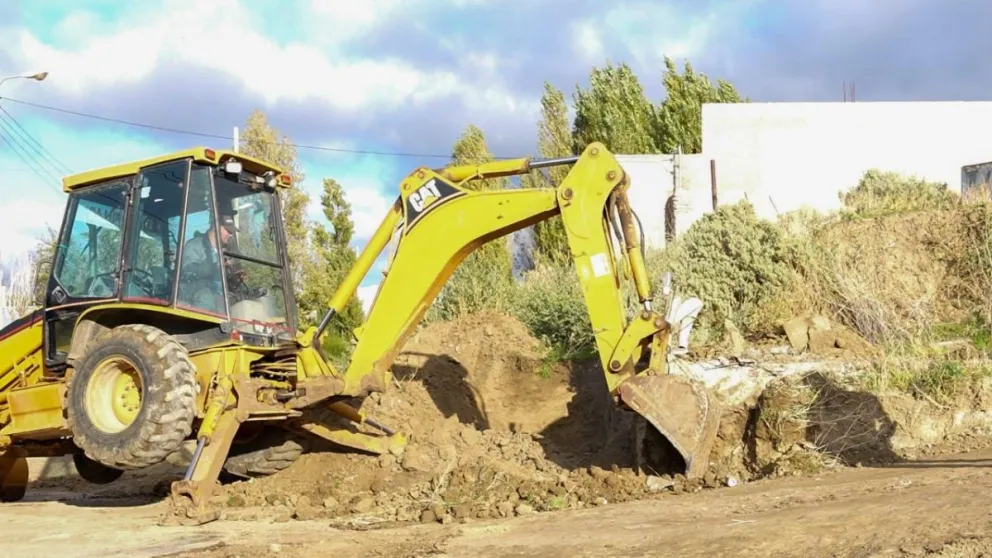 Remueven construcción ilegal que obstruía una calle en días de lluvia