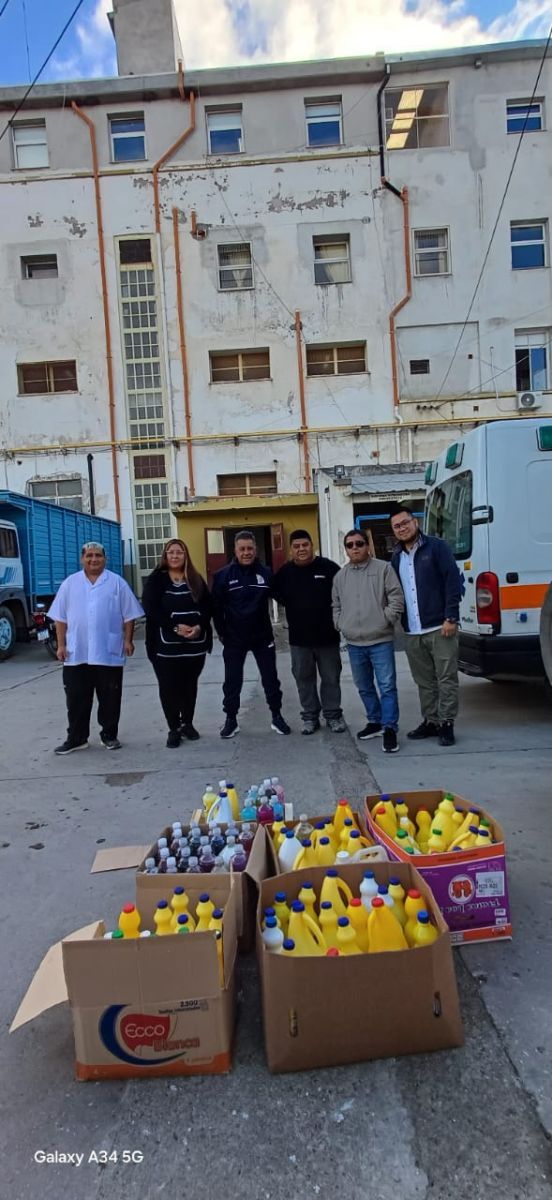 Entrega de donaciones al Hospital Regional luego de exitosa campaña.