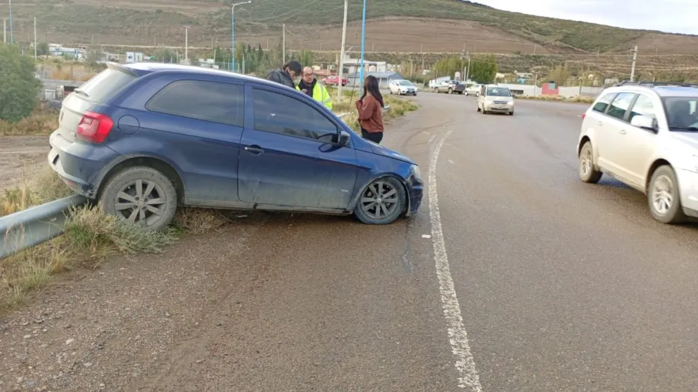 Un vehículo despistó en el pie del camino Roque Gonzáles.