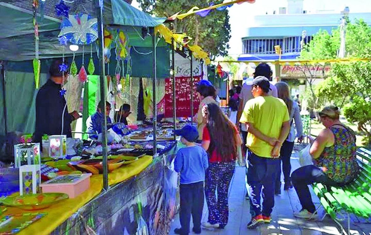 Con más de 40 stands, comenzó el Paseo Artesanal “Semana de Pascua” en Trelew   